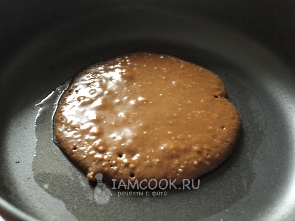 Налить тесто на сковороду