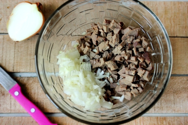 Свиная печень с луком