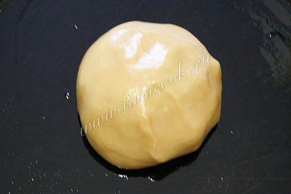 Шарик теста для торта «Медовик»