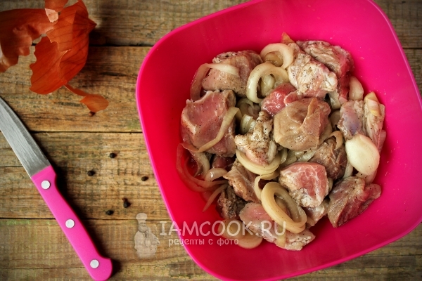 Замариновать мясо с луком