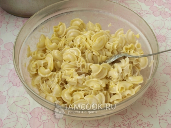 Соединить макароны с яйцом