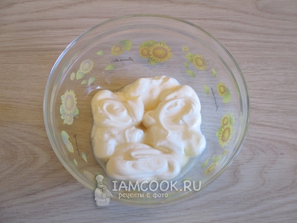 Смешать сметану с майонезом