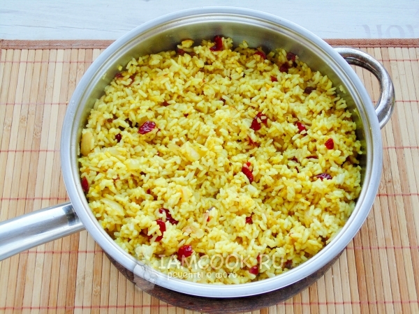 Перемешать рис со специями