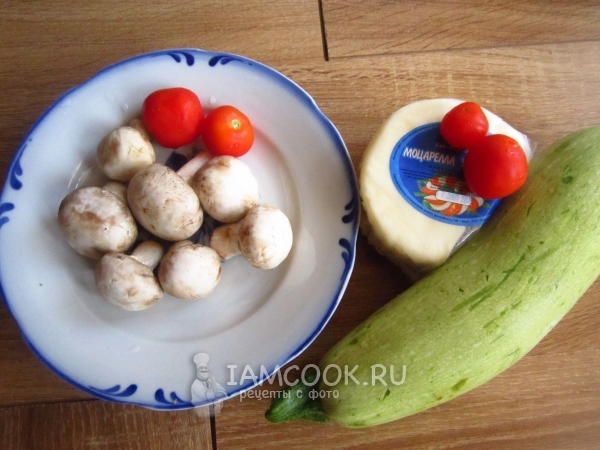 Ингредиенты для бочонков из кабачков с грибами и моцареллой