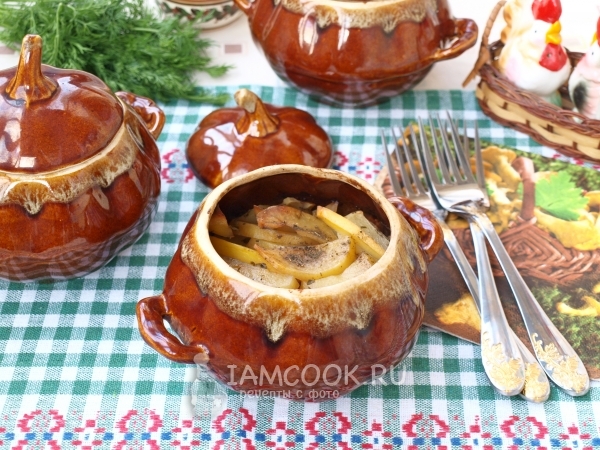 Готовое жаркое с грибами в горшочках