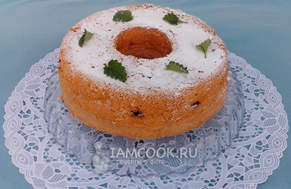 Готовый кекс с вишней