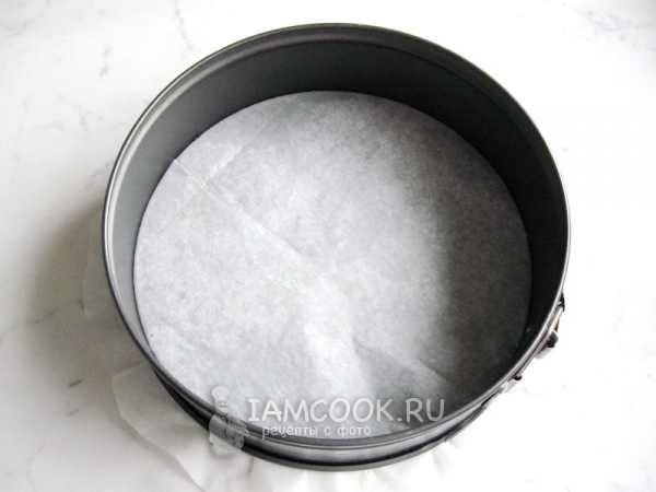 Застелить форму бумагой