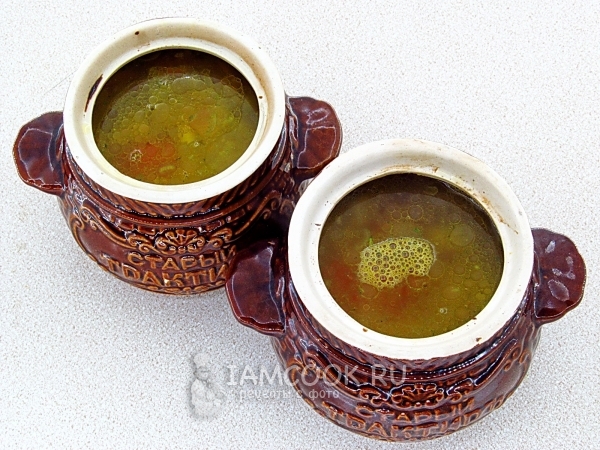 Влить бульон в горшочки