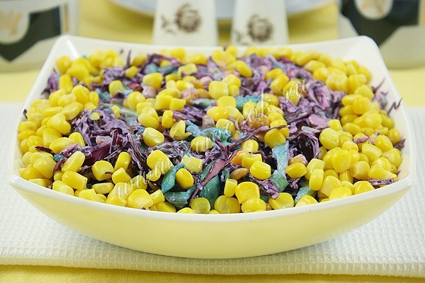 Салат из краснокочанной капусты с яичными блинчиками