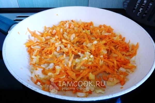 Пожарить морковь с луком