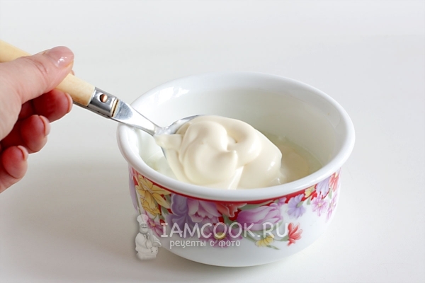 Смешать йогурт, сметану и майонез