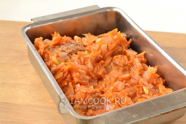 Залить биточки подливкой