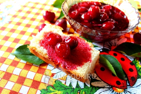 Фото варенья из вишни с косточками