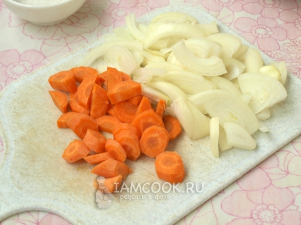Порезать лук и морковь