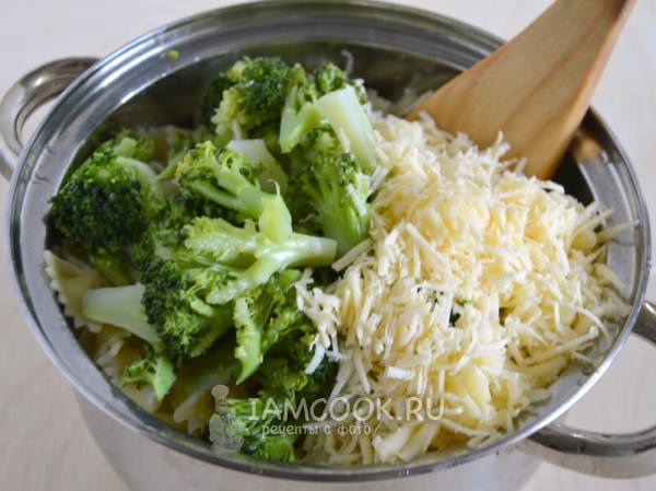 Смешать сыр и брокколи