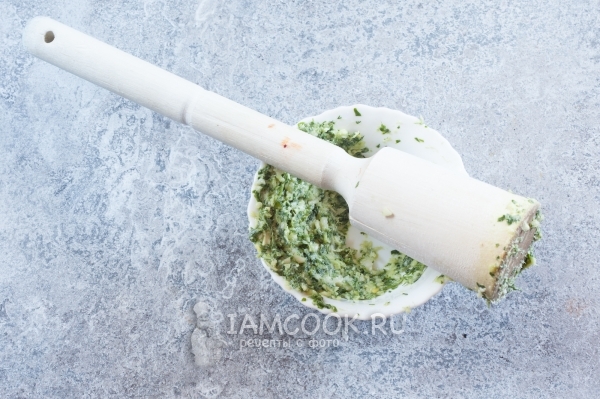 Потолочь сало с зеленью и чесноком