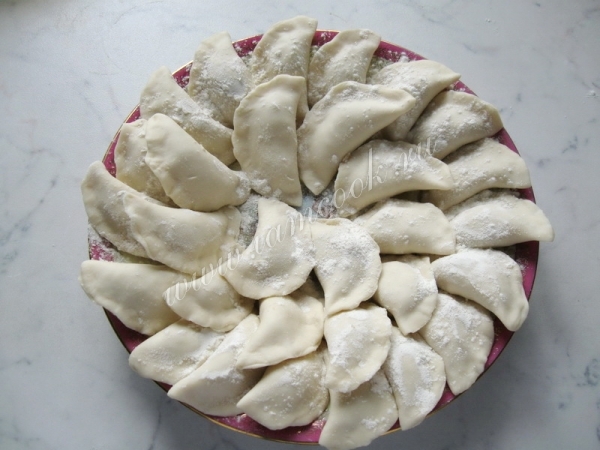 Лепим вареники с мясом