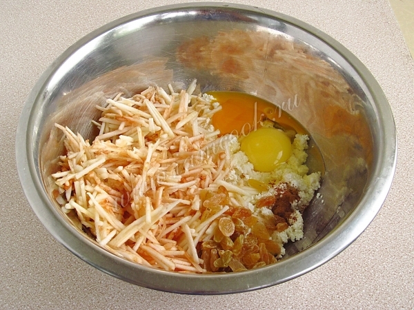 Творог, яблоки и изюм