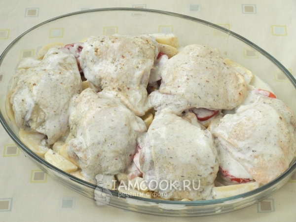 Выложить курицу на овощи