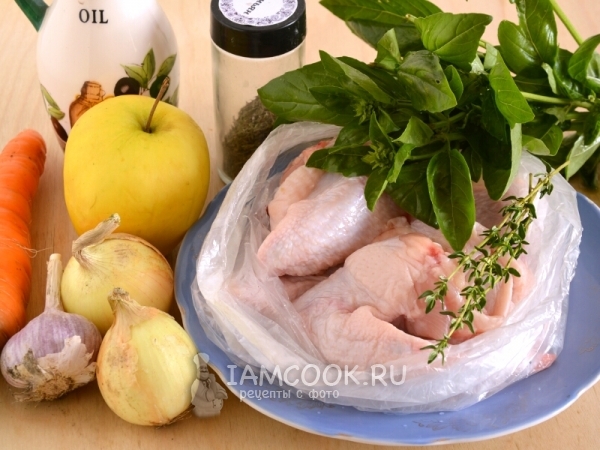 Ингредиенты для курицы, запеченной с яблоками, чесноком и базиликом в духовке