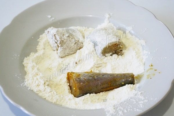 Минтай обвалять в муке