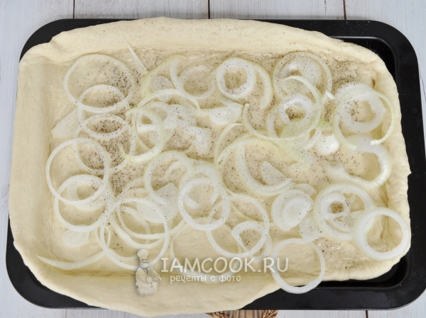 Уложить на тесто кольца лука