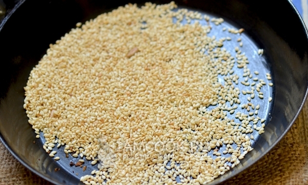 Кунжут на сковороде