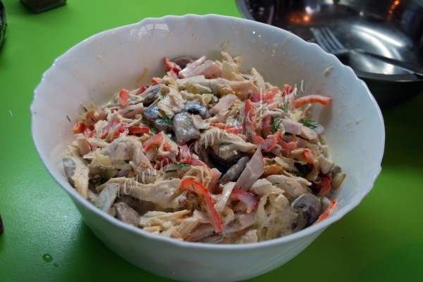 Соединить ингредиенты салата