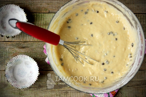 Положить муку и шоколадные капли