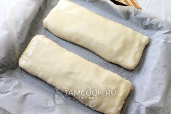 Положить рулеты на противень