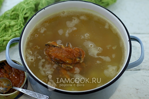 Положить кильку