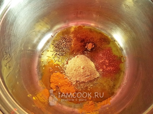Соединить специи с маслом