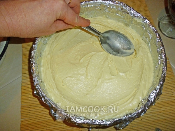 Выложить тесто в форму