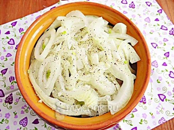 Посыпать солью и перцем