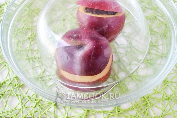 Положить яблоки в форму