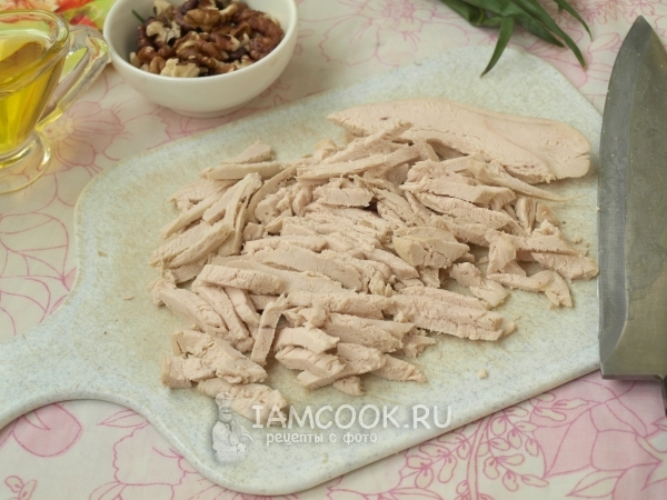 Нарезать куриную грудку