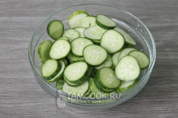 Порезать огурцы