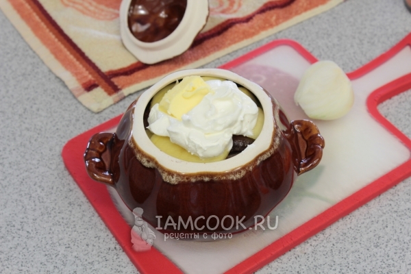 Положить сметану и масло