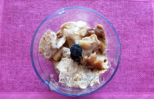 Положить грибы в блендер