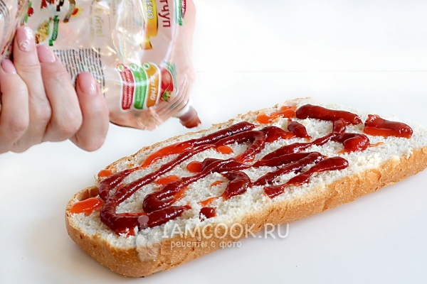 Полить батон кетчупом