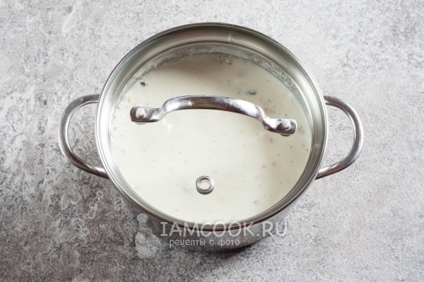 Нагреть молоко с ванилью