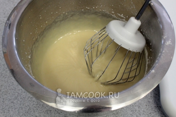 Добавить молоко и муку