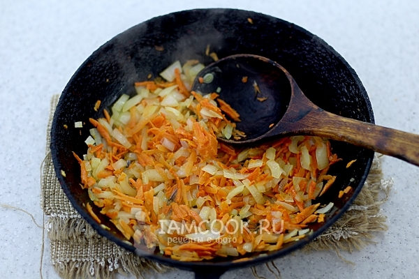 Пожарить лук с морковью