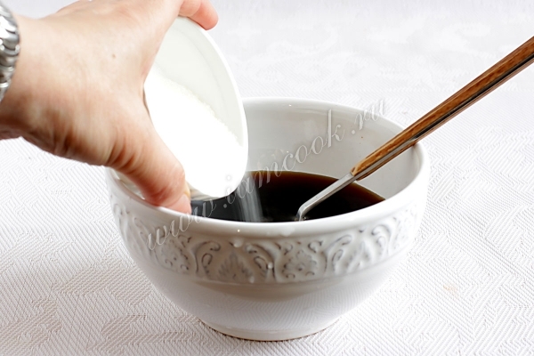 Добавить сахар в соус