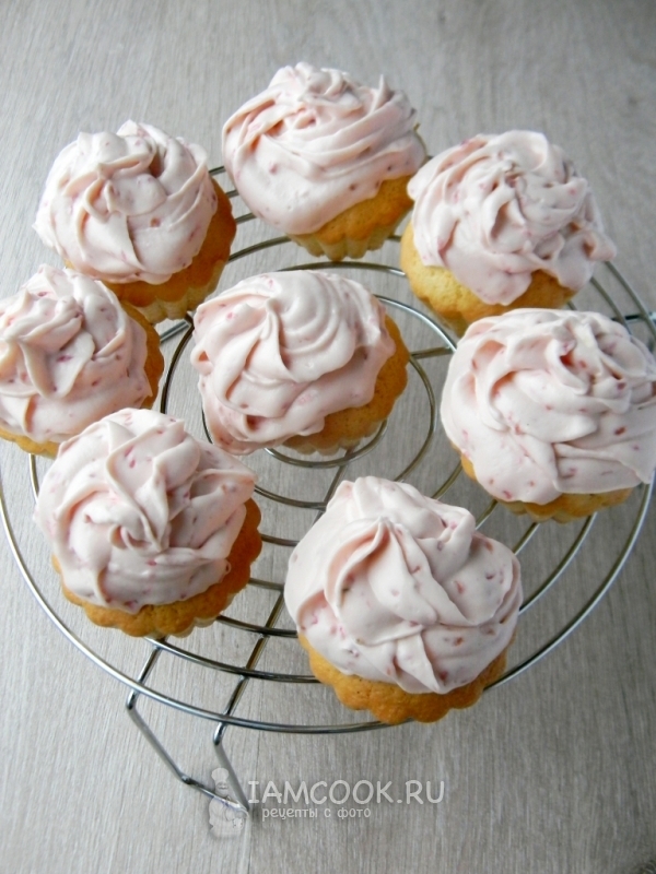 Готовые капкейки с малиновым кремом