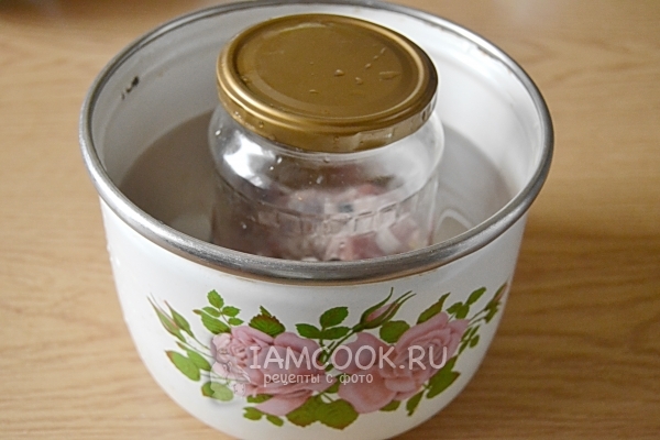 Поставить банку в кастрюлю с водой