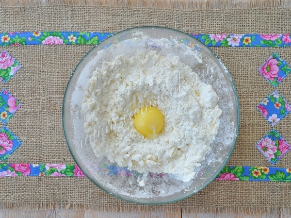 добавить яйцо