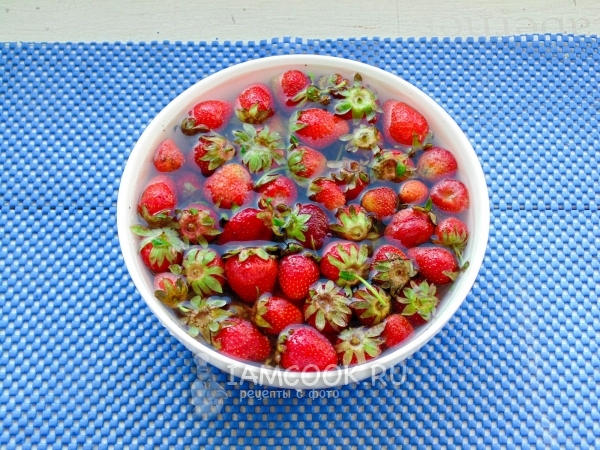 Помыть клубнику