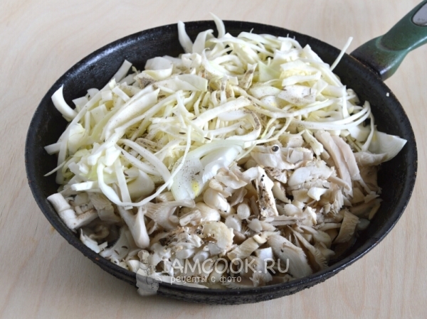 Соединить овощи и грибы