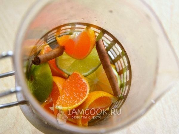 Положить в стакан фрукты и корицу
